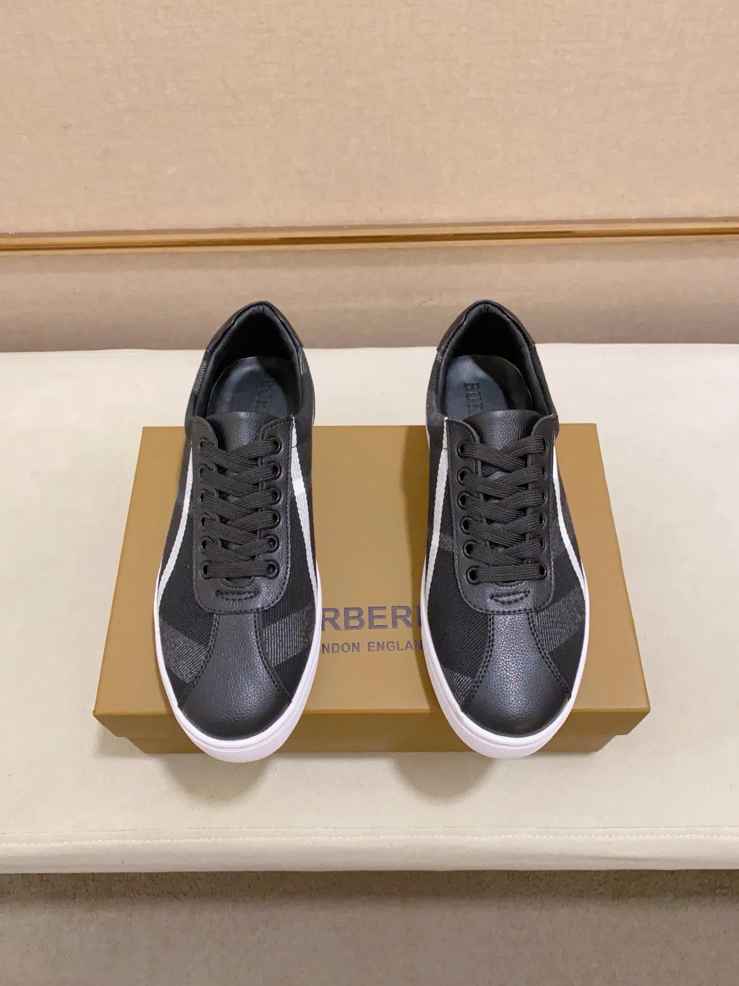Men's shoes 💰: 400💰🥳◾️▫️The new Burberry men's classic low-top sneakers are reinterpreted with Vintage retro plaid cotton material and calfskin, decorated with a new brand logo. First-layer sheepskin lining, embossed Burberry logo on the heel, and original TPU outsole! Code number: 38-44. Can be customized45